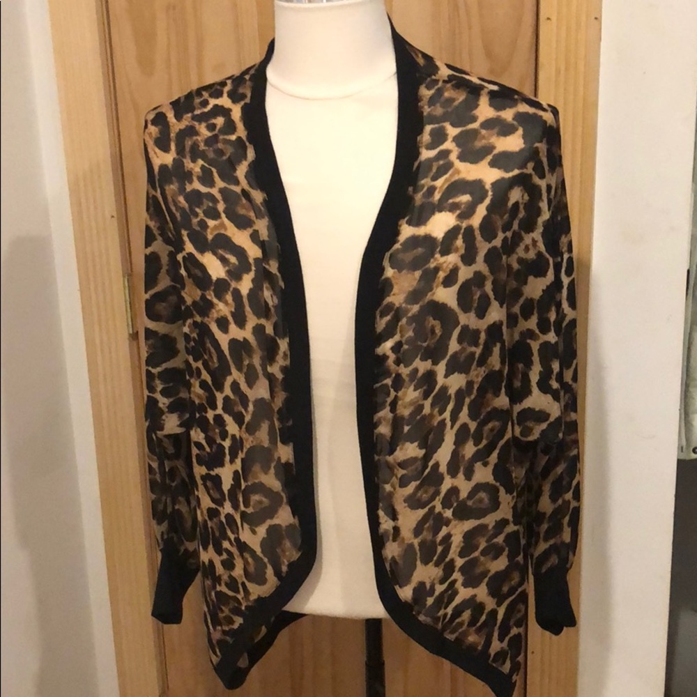 Beautiful leopard cardigan !